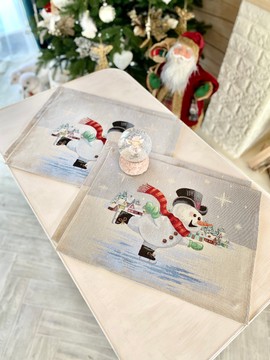 Салфетка-подкладка новогодняя гобеленовая "Снеговики-затейники" (серебряный люрекс), 37x49, Прямоугольная